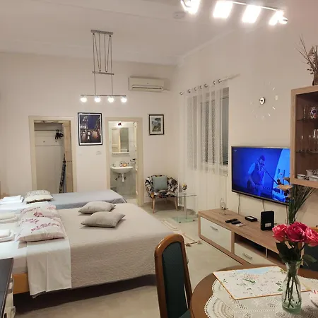 Queen Apartment *